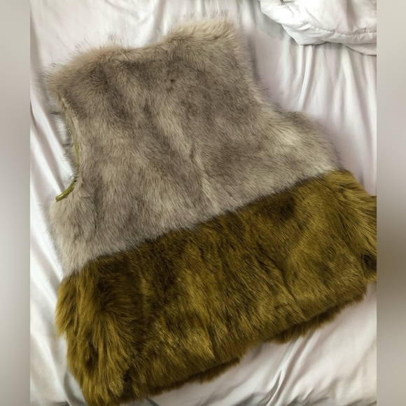 Dylan  Faux Fur No sleeve vest Size M - Picture 5 of 6